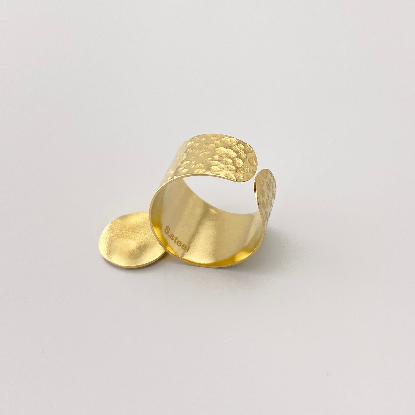Ring with round pendant IRL (France)