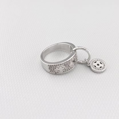 Metalowy rodowany szeroki pierścionek z zawieszką z cyrkoniami Luxury Crystal (France)