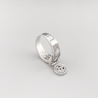Metalowy rodowany szeroki pierścionek z zawieszką z cyrkoniami Luxury Crystal (France)