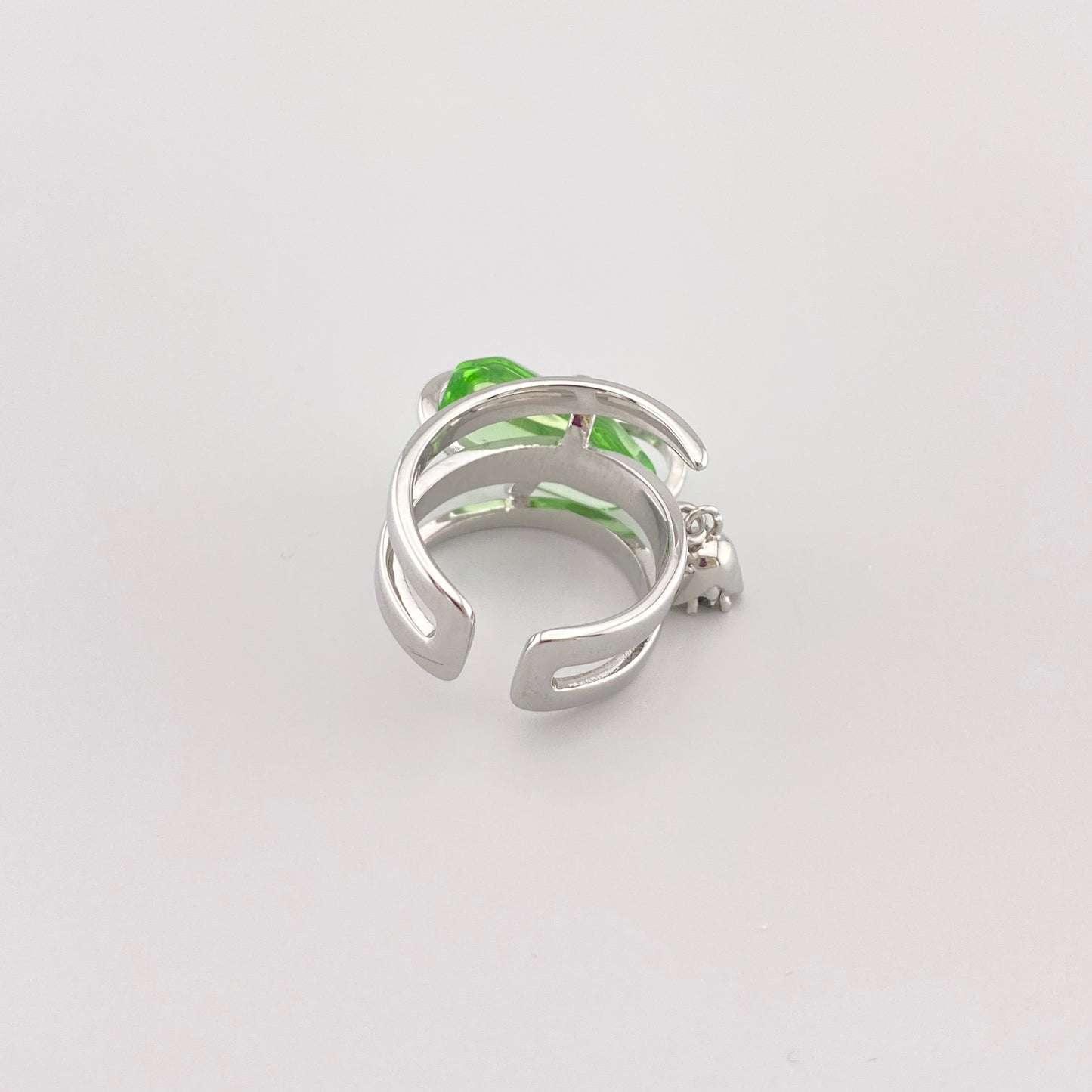 pierścionek z zielonym kryształem